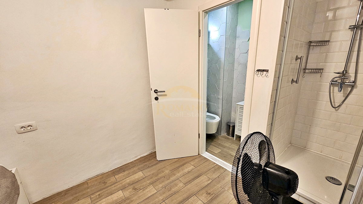 Casa in pietra ristrutturata nel centro storico di Trogir su 5 piani